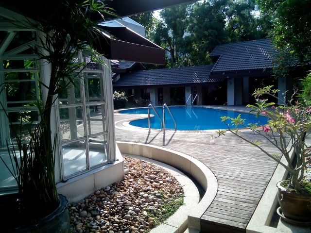 บ้านเดี่ยว1ไร่ให้เช่าย่านเอกมัยพร้อมสระว่ายน้ำHouse for rent in Ekamai, one rai with a swimming pool.