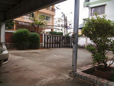 OLD HOUSE SUITABLE FOR HOUSE OR APARTMENT ,HOME OFFICE SUKHUMVIT 71