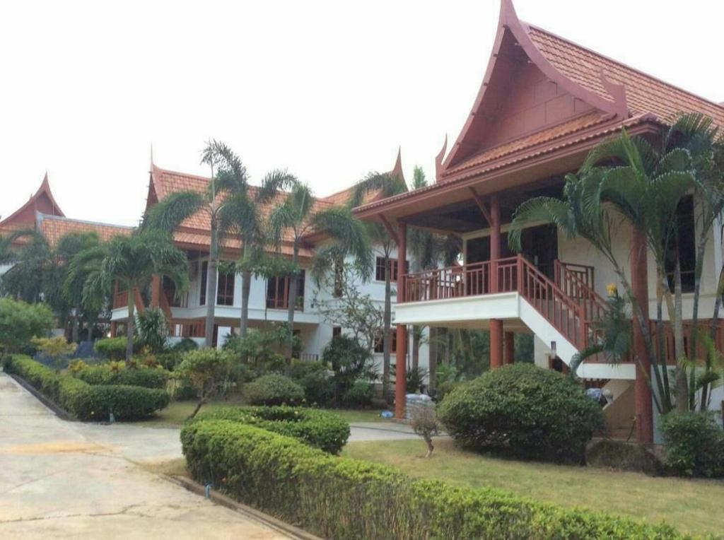 ขายบ้าน Pool Villa ทรงไทยตกแต่งหรู พร้อมสระว่ายน้ำ, 3 หลัง ขายพร้อมที่ดินเปล่า ซอยปลักเจ อ.เมือง จ.ภูเก็ต์