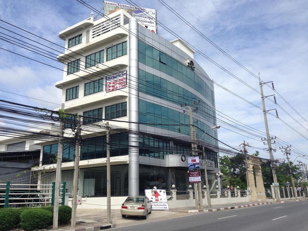 ให้เช่าตึก 6 ชั้น ติดถนนบางนา-ตราด กม.15 (6 floors building at Bangna-Trad KM15 for rent)์