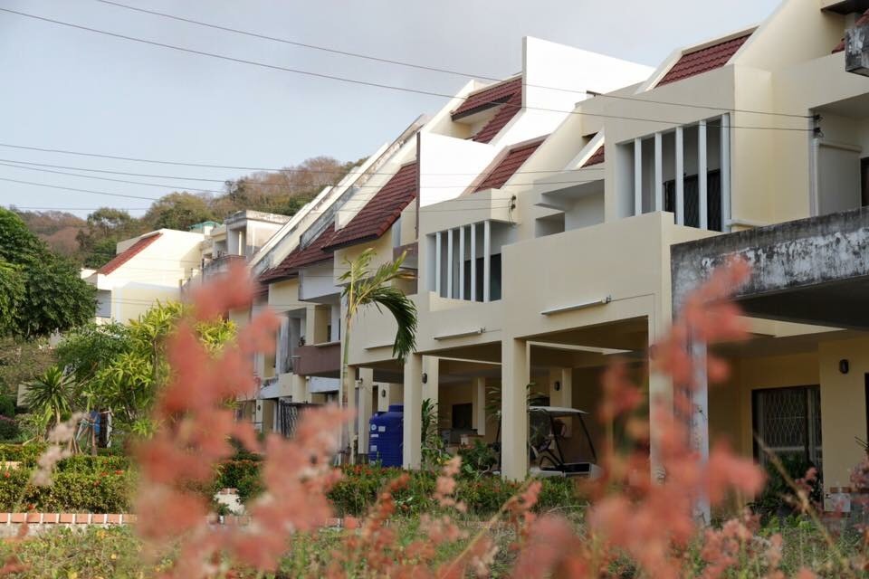 บ้านพักตากอากาศ บนเขาติดถนนสุขุมวิท วิวทะเลศรีราชาและเกาะสีชังดีไซน์ทันสมัย