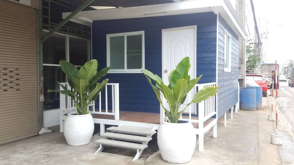 Rent a house in the city of Nakhon Si Thammarat in Soi Ruamboon 1 bedroom 1 bathroom with balcony new home atmosphere peacefully.