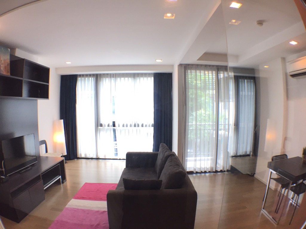 For sale condo near to BTS and local market in the hearth of Bangkok only 3.15 M 46 Sqm. 	