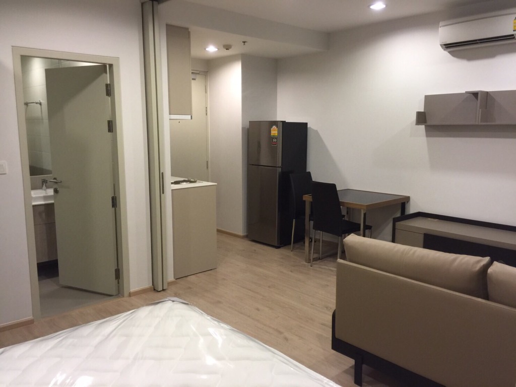 For rent Ideo Q Ratchatewi 1 bed 35 Sqm full furnished near to BTS. Locate in the center of Bangkok.