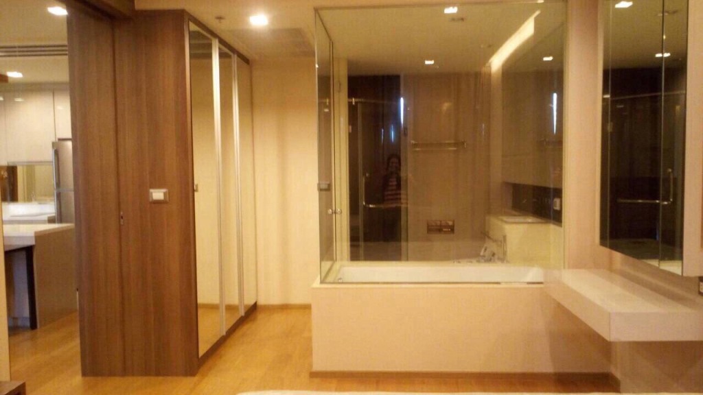 For rent The Address Sathorn fully furnished 3rd  floor. Nice and quiet, peaceful. 