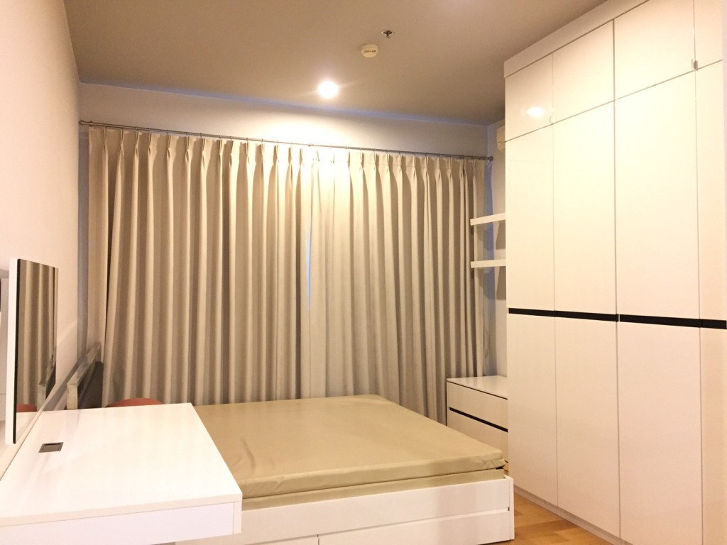 For rent condo 20 steps to BTS Krungtonburi 1 bed room 42 Sqm. Full furnished ready to move in today.