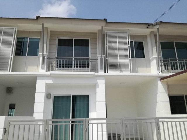New Full Furnished Stylish Town Home in Prime location For Rent